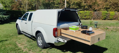 Une cuisine rapidement équipée avec un evier et une rechaud !