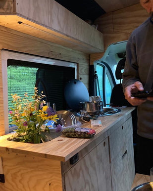 évier de cuisine de fourgon et fleur