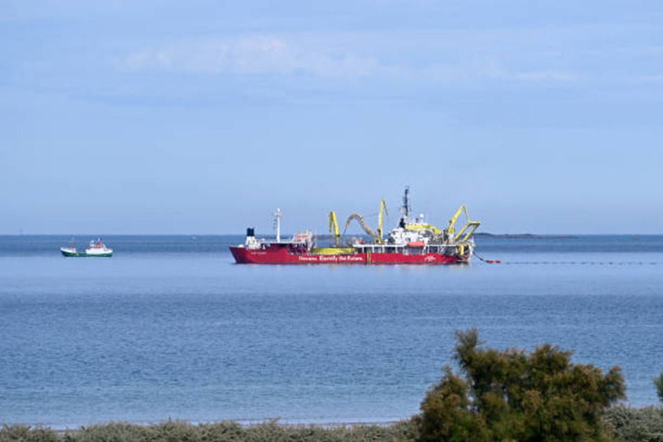 https://www.gettyimages.ae/photos/submarine-cable?utm_source=chatgpt.com