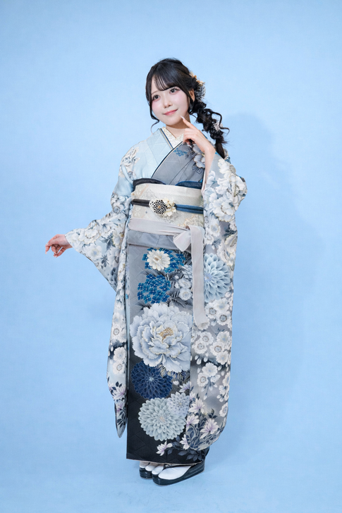 花柄の振袖を着た女性
