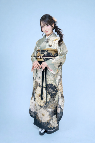 花柄の着物を着て立つ若い女性