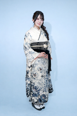 青い花柄の着物を着た女性