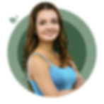 בחורה צעירה עם שיער חום וגופיה כחולה