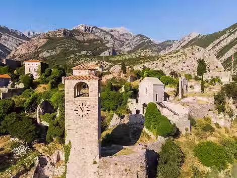 stari-bar-ville-medievale-ruines-cote-adriatique-site-du-patrimoine-mondial-unesco-au-mont