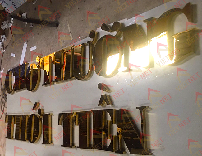 chu inox vang cho thuong thoi tien