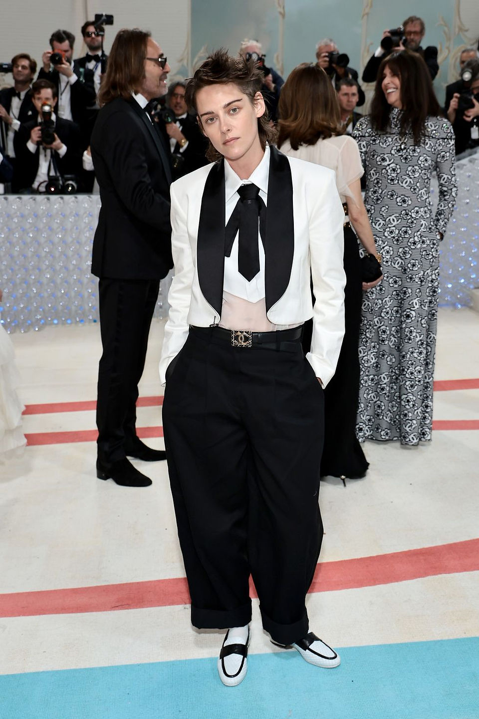Kristen Stewart was wearing a look from Karl Lagerfeld 2016 Collection.