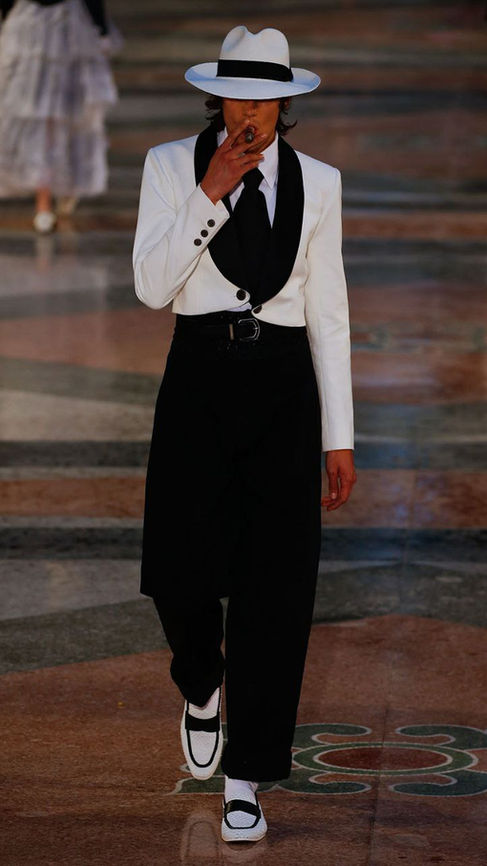 Seorang model memakai busana Karl Lagerfeld 2016 Collection di fashion show runaway.