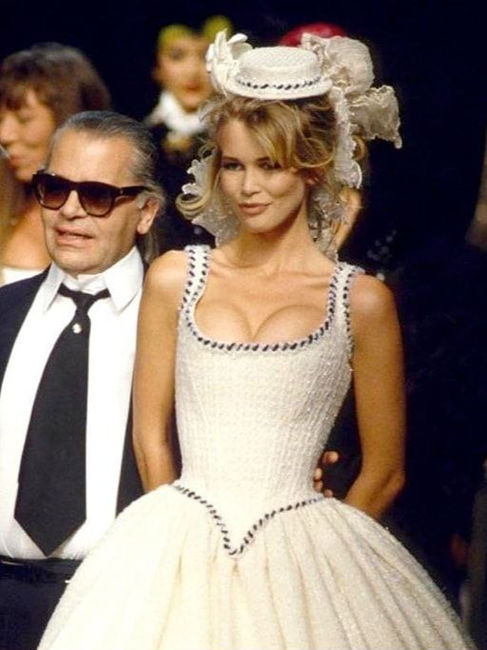 Aktris Claudia Schiffer busana Chanel's fall 1992 couture collection.