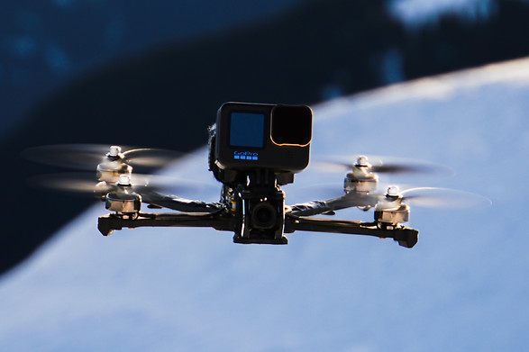 Ein Bild welches eine FPV-Drohne in der Luft zeigt.