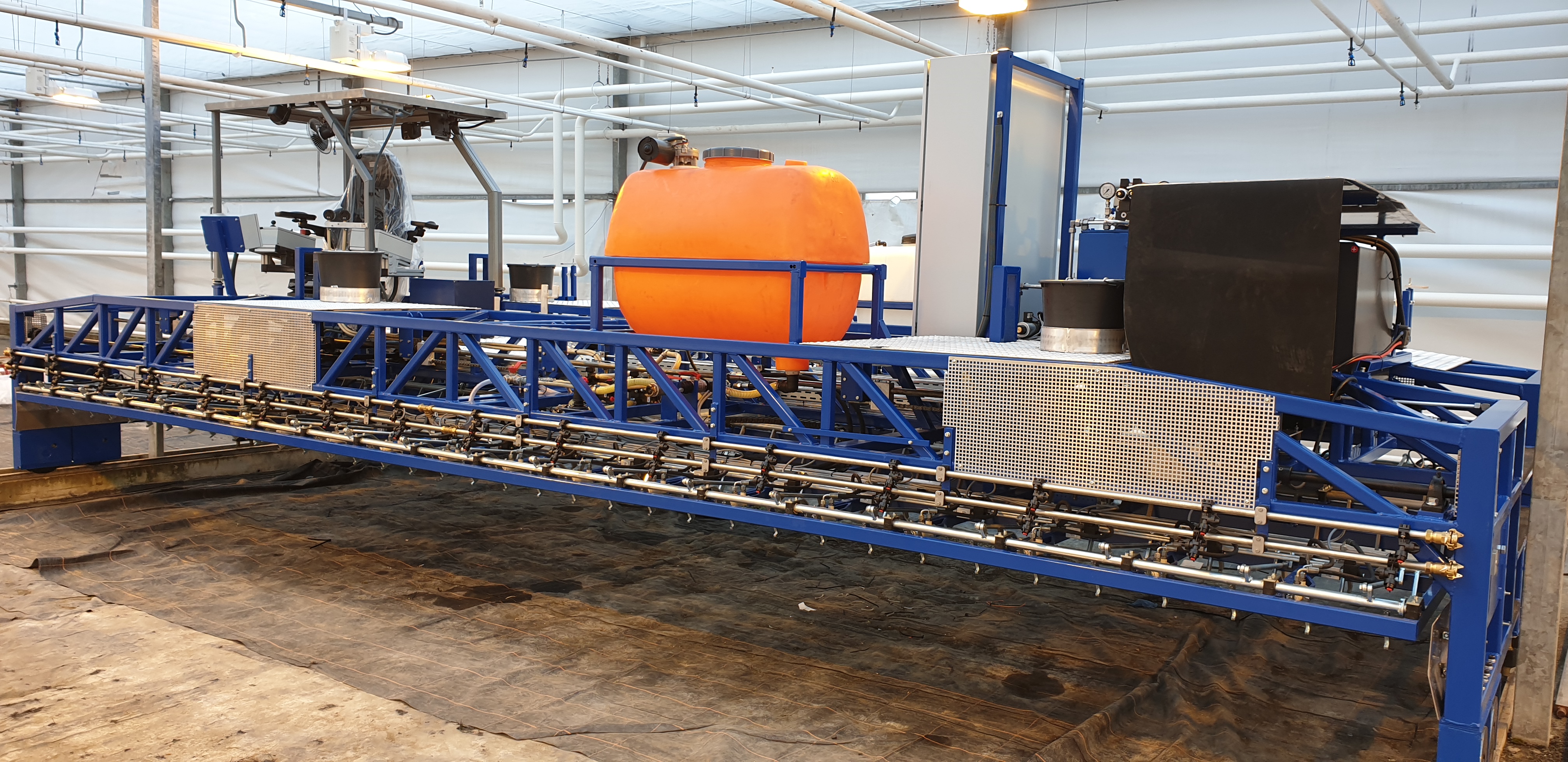 Onderdeel van geautomatiseerde productielijn met doseertank en transportband