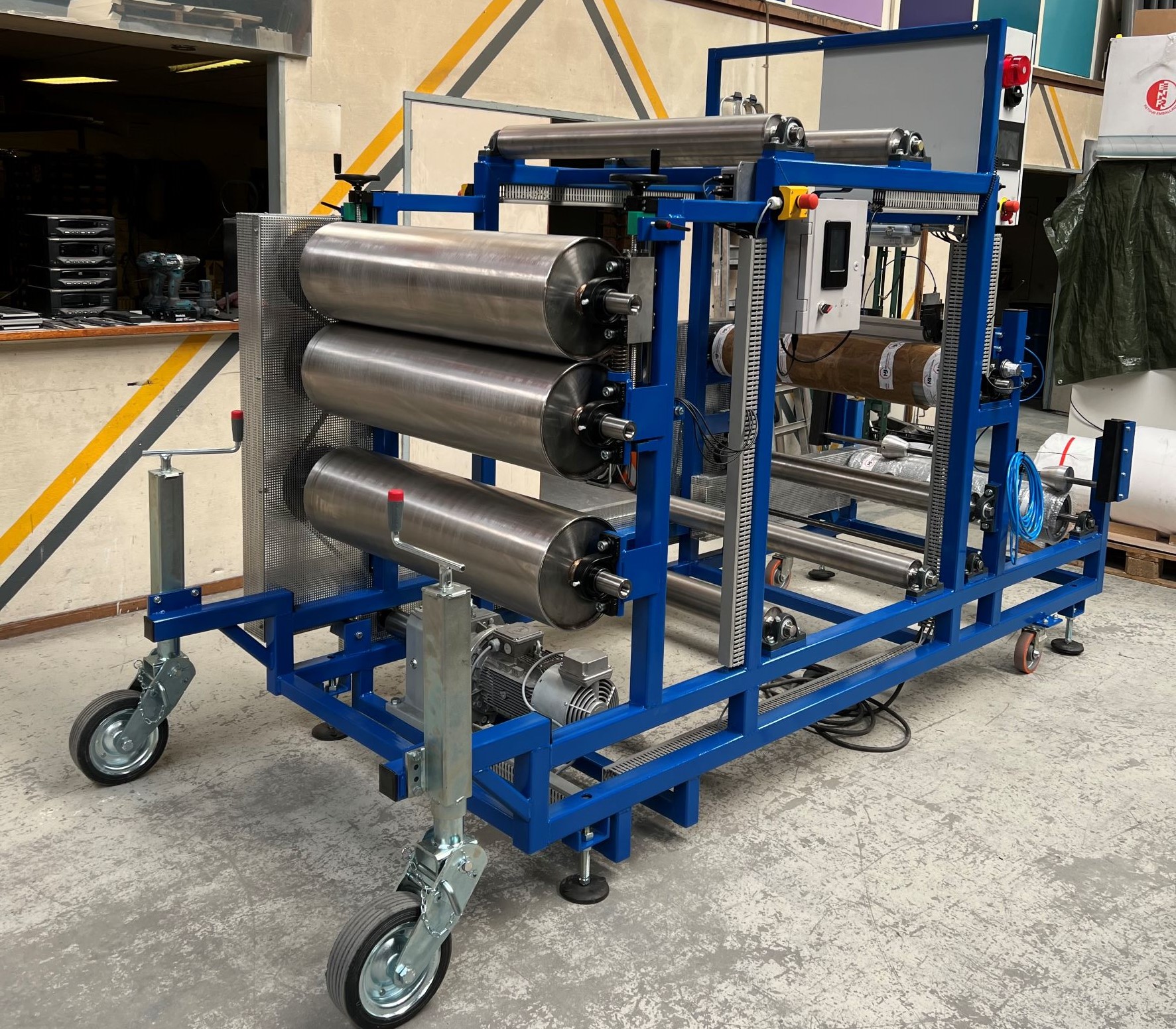 Maatwerk op- of afwikkelunit voor flexibel materiaal in industriële setting