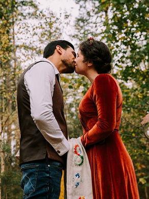 Handfasting trouwceremonie in het bos in Zeist
