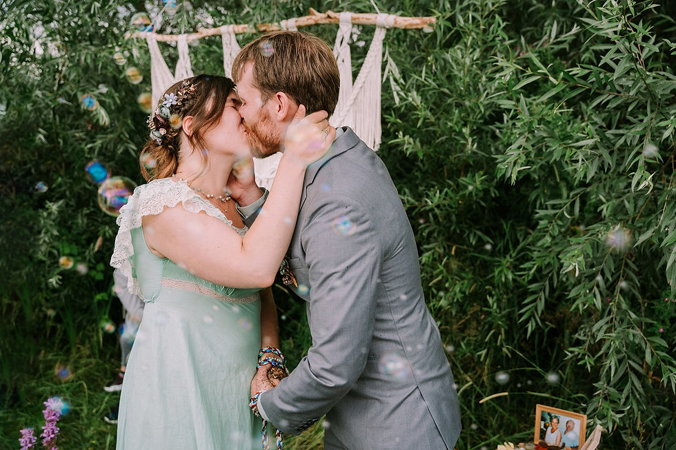 handfasting ceremonie, trouwen, handvasten, first kiss, eerste kus