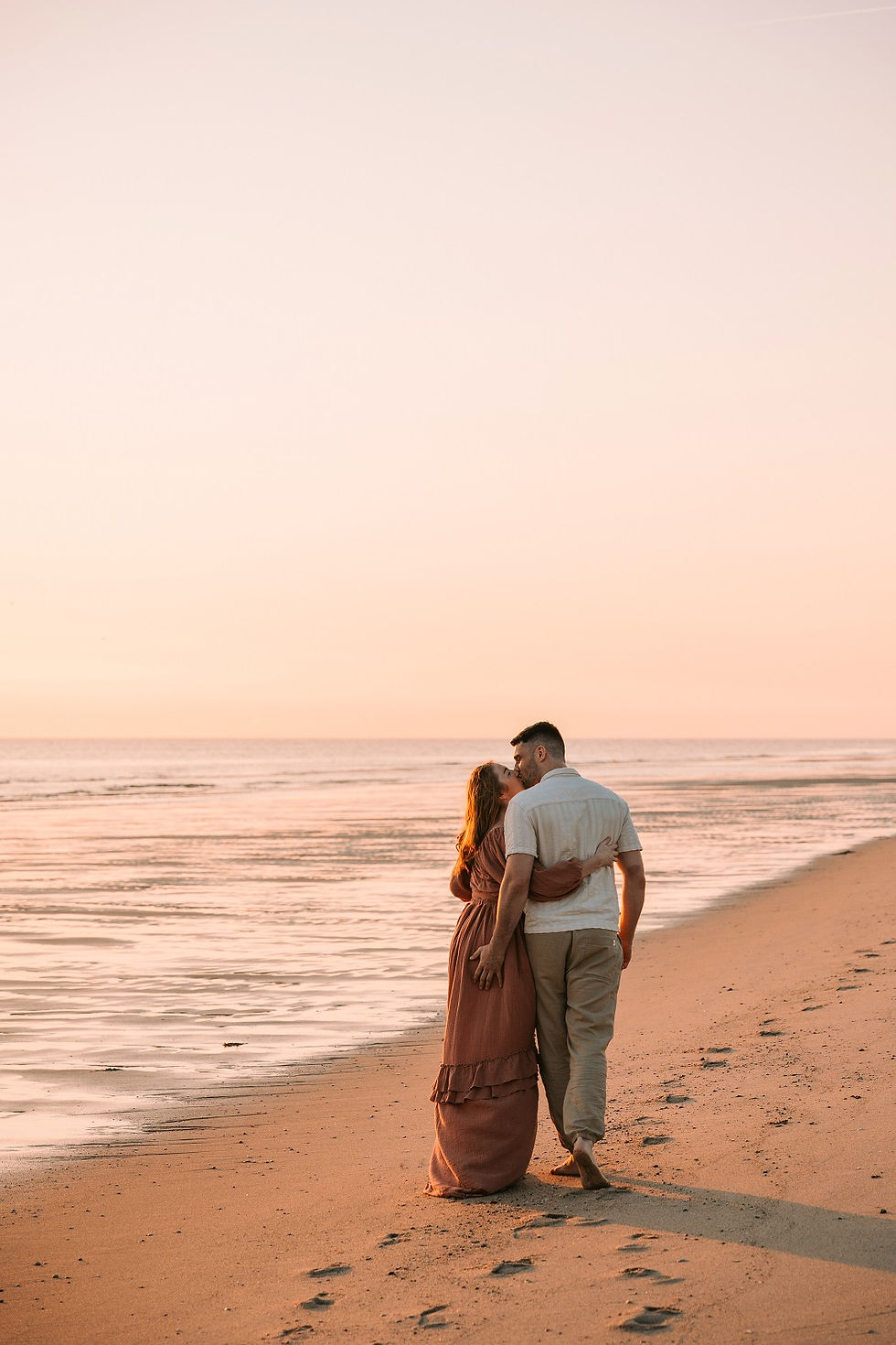 zonsondergang, strand, fotograaf zuid-holland, client closet, roze jurk, koppelshoot strand, zwangerschapsshoot, zwanger