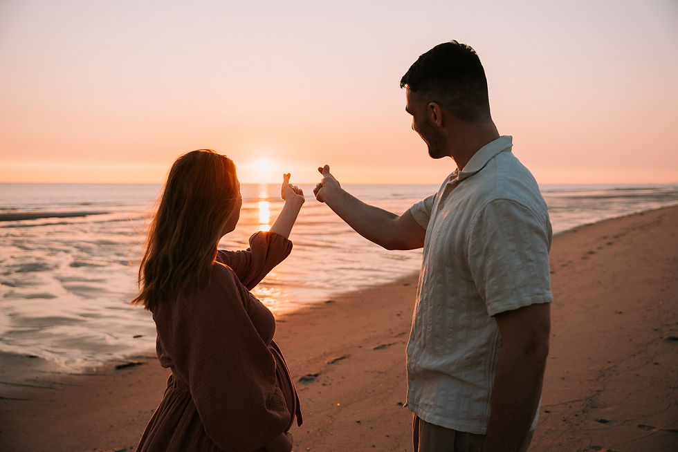 zonsondergang, strand, fotograaf zuid-holland, client closet, roze jurk, koppelshoot strand, zwangerschapsshoot, zwanger