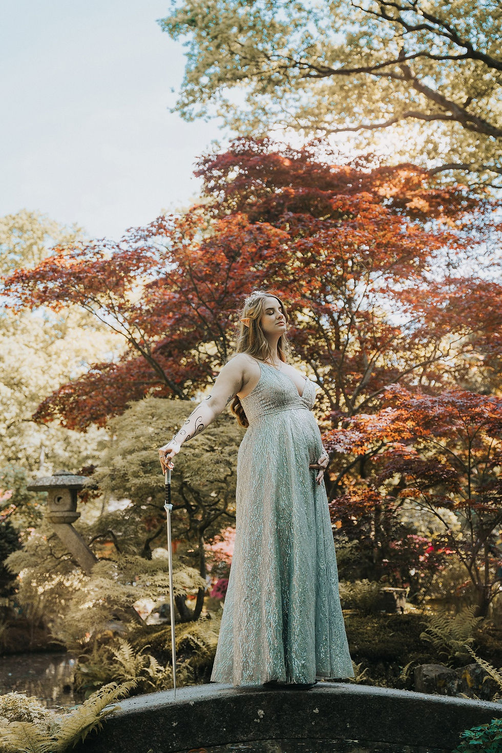 fantasy zwangerschapsshoot, a court of thorns and roses zwangerschapsshoot, zwaard, maternity