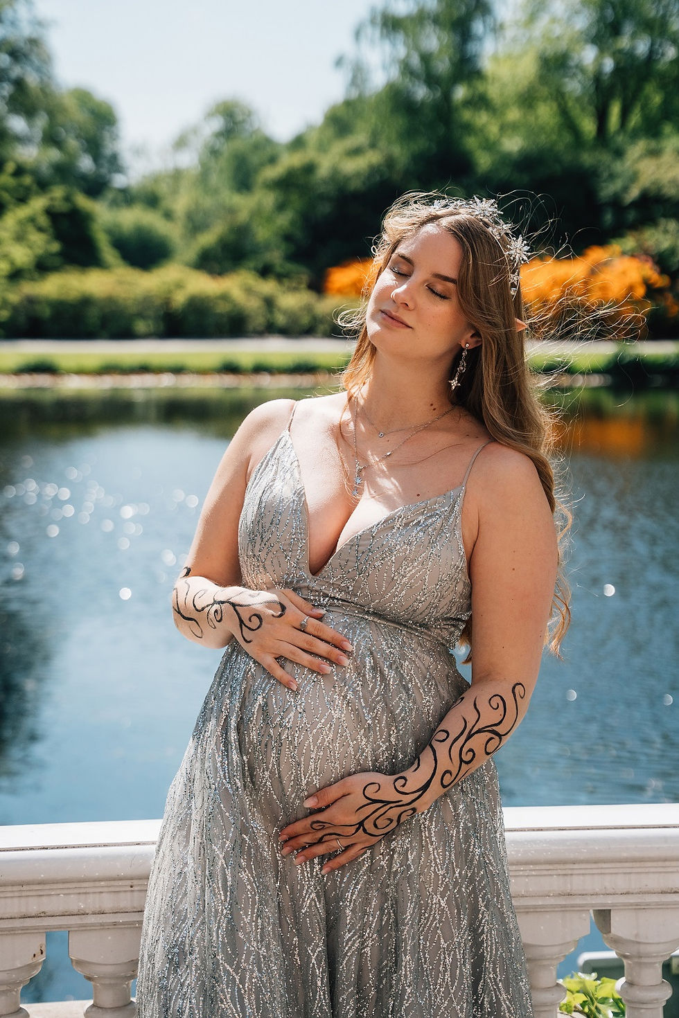 fantasy zwangerschapsshoot, a court of thorns and roses zwangerschapsshoot, zilveren glitter jurk, fotograaf rotterdam