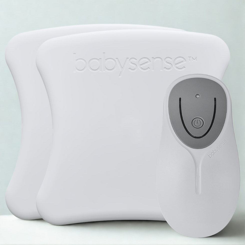 Monitor oddechu babysense 8 na białym tle. Jednostka centralna oraz dwie płytki sensoryczne