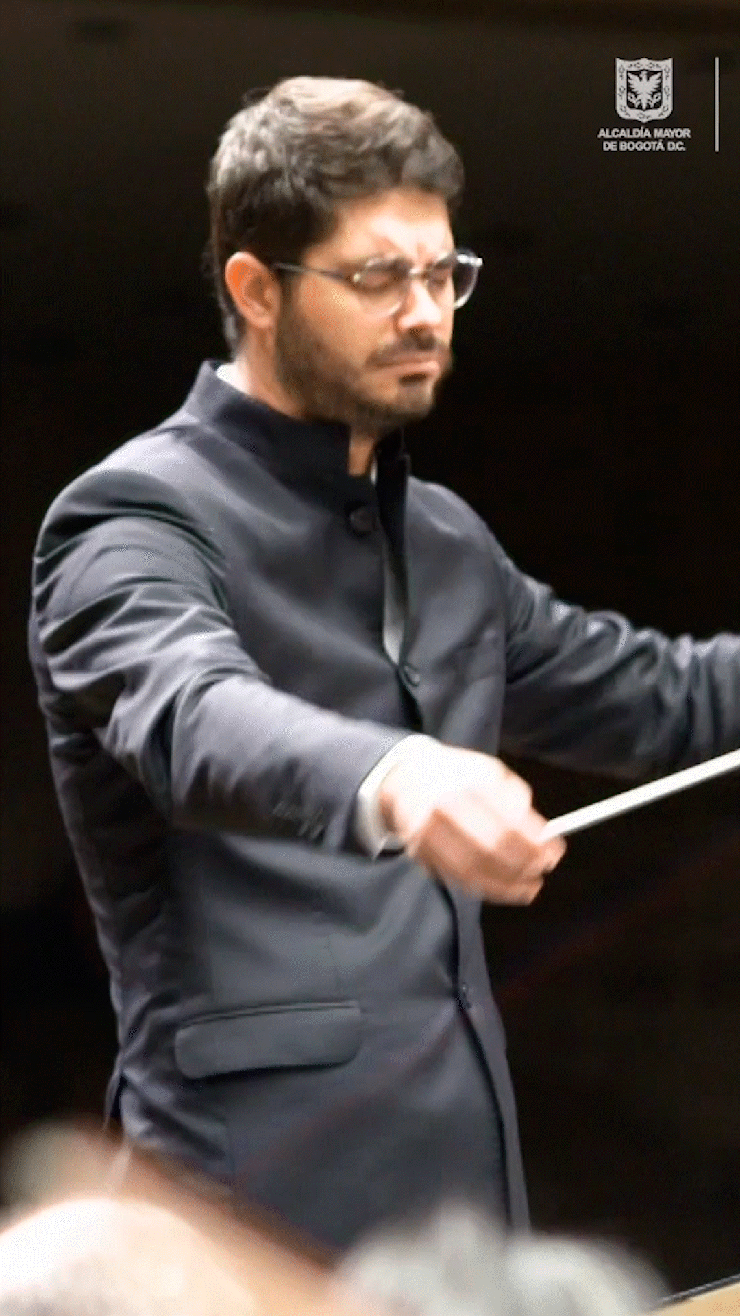Camilo Téllez energetically leads an orchestra into a grand symphonic finale, bringing the music to 