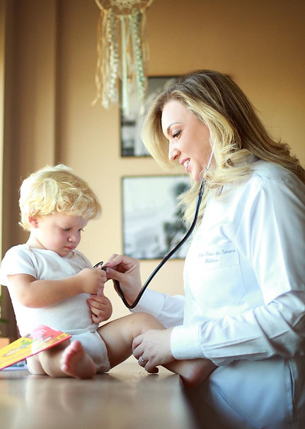 Dra. Michele Pires atendendo em seu consultório.