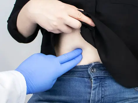 Dolor en el lado derecho del cuerpo: qué significa y cuándo preocuparse