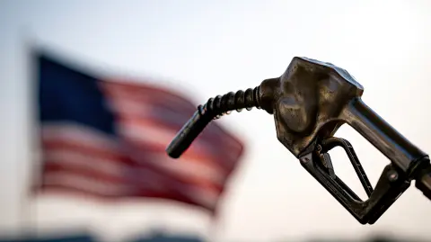 Gasolina rompe récord en Labor Day: llenar el tanque cuesta más de $4 por galón en EE.UU.