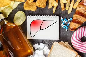 El enemigo silencioso del hígado: bebidas azucaradas, jugos y dulces