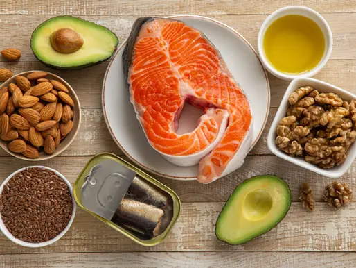 Are you afraid of consuming fat? These are the 7 healthy sources your body really needs. Las grasas han sido señaladas durante años como uno de los principales enemigos de la salud, especialmente por su relación con enfermedades cardíacas y obesidad. Sin embargo, especialistas en medicina funcional aseguran que no todas las grasas son perjudiciales y que eliminar completamente este nutriente puede ser un error importante. For years, fats have been labeled as one of the biggest threats to health, especially because of their connection to heart disease and obesity. However, functional medicine specialists say not all fats are harmful and that completely removing them from the diet may be a serious mistake. El médico Carlos Jaramillo, graduado de Harvard, explica que durante décadas las personas aprendieron a temerle a alimentos como la mantequilla, el aceite de coco, las yemas de huevo y las grasas animales. Harvard-trained doctor Carlos Jaramillo explains that for decades people were ta