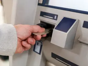 Indocumentados retiran dinero de bancos ante temor migratorio y enfrentan más barreras de crédito