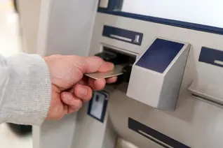 Indocumentados retiran dinero de bancos ante temor migratorio y enfrentan más barreras de crédito