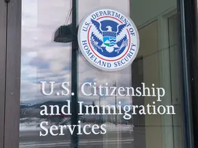 Exoficial de USCIS es acusado de aceptar casi $960,000 para manipular trámites migratorios