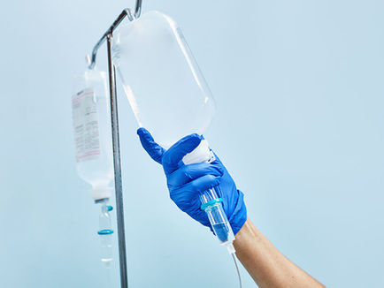 Suero vitaminado bajo alerta: riesgos, falta de evidencia y lo que debes saber