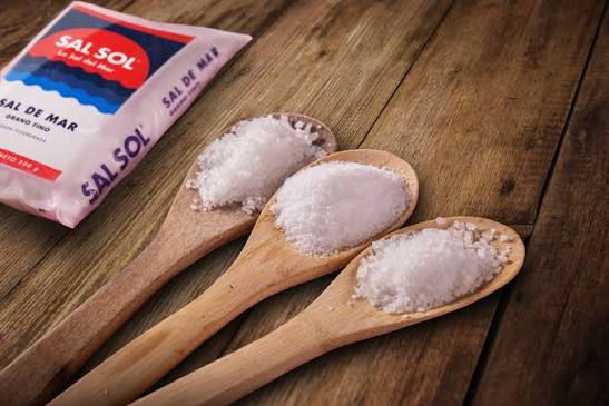 ¿Debes dejar la sal por completo si tienes hipertensión? Esto es lo que recomiendan los especialistas.