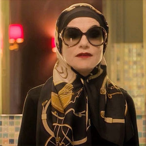 A Dona do Barato: Isabelle Huppert é gigante, mas... 