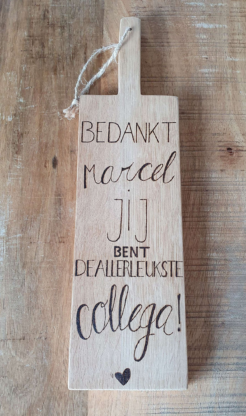 Thumbnail: Gepersonaliseerde handgemaakte houten borrelplank Bella