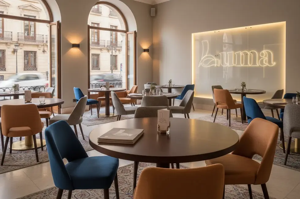 Sillas tapizadas para restaurantes de LUMA en un comedor elegante