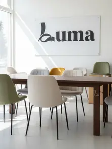 sillas de comedor tapizadas al por mayor en un showroom moderno de LUMA
