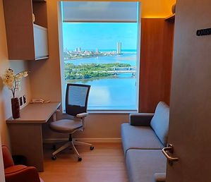 Sala de atendimento de Aromaterapia e florais com vista para o mar no Pina, Recife.