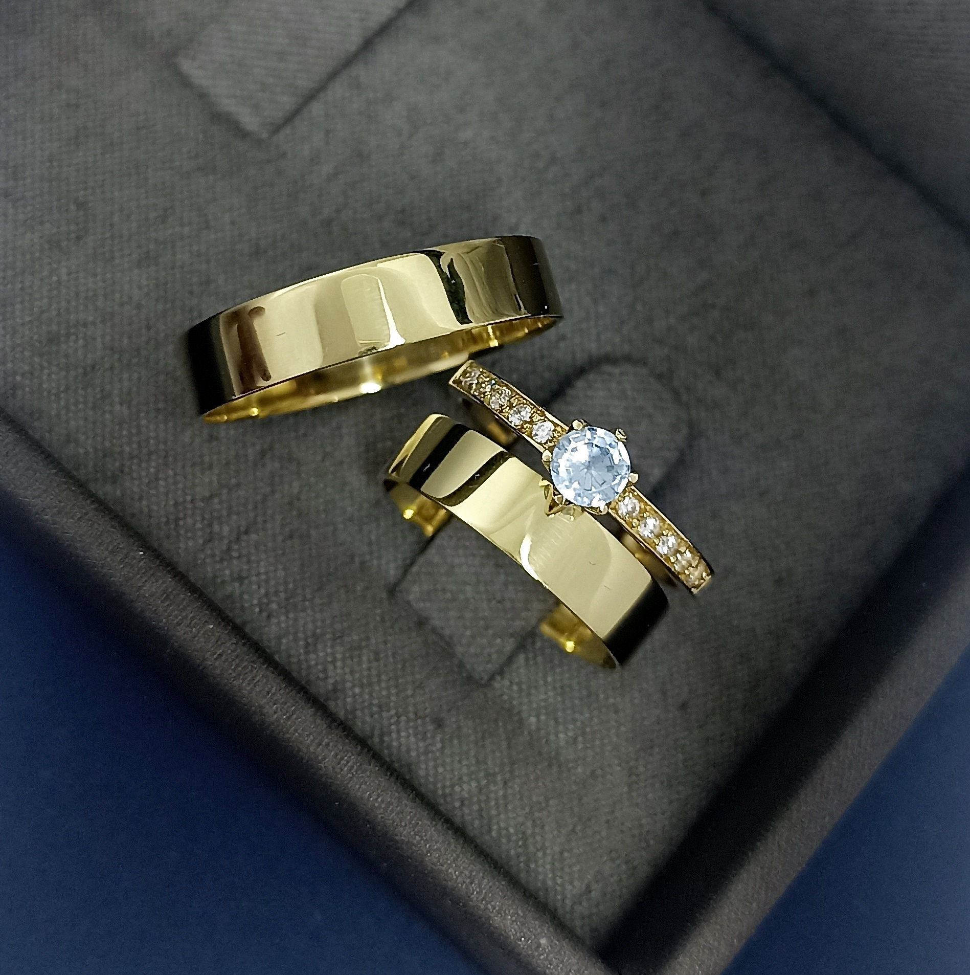 Par de aliança e anel solitário em ouro 18k