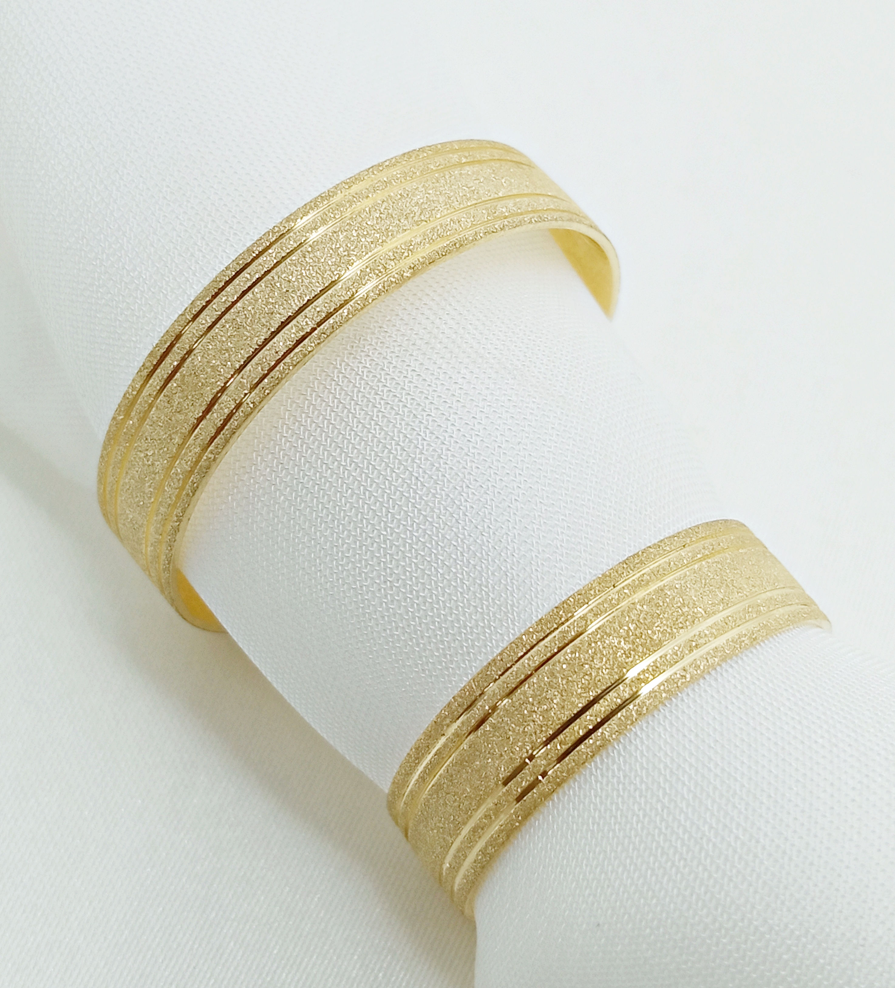 Par de aliança em Ouro 18k com textura