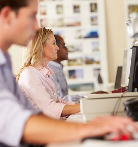 Les travailleurs de leurs ordinateurs