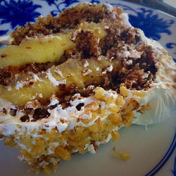 Bolo de Nozes Recheado com Baba de Moça coberto com Marshmallow