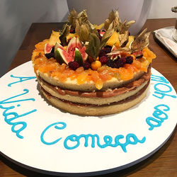 Naked Cake de frutas amarelas com doce de leite Sweet Carol 💛💛💛💛