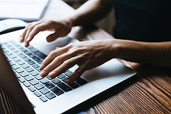 Handen op een laptoptoetsenbord