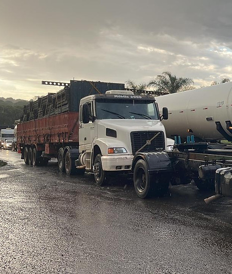 Caminhão fazendo um reboque pesado