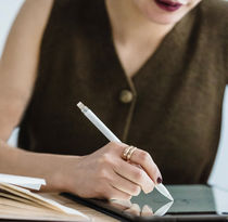 Une illustratrice qui dessine