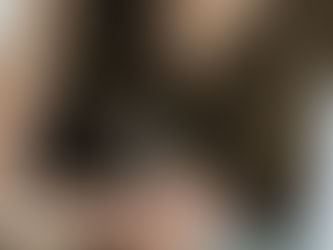 Une illustratrice qui dessine