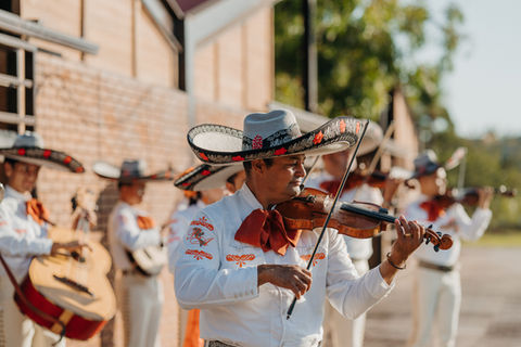 Mariachi band plays at luxury wedding in mexico