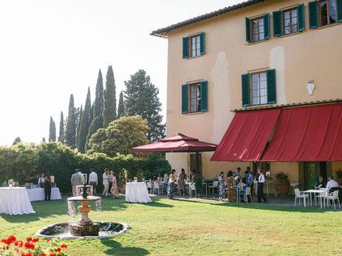 Wedding guests in Italy enjoy cocktail hour in the garden