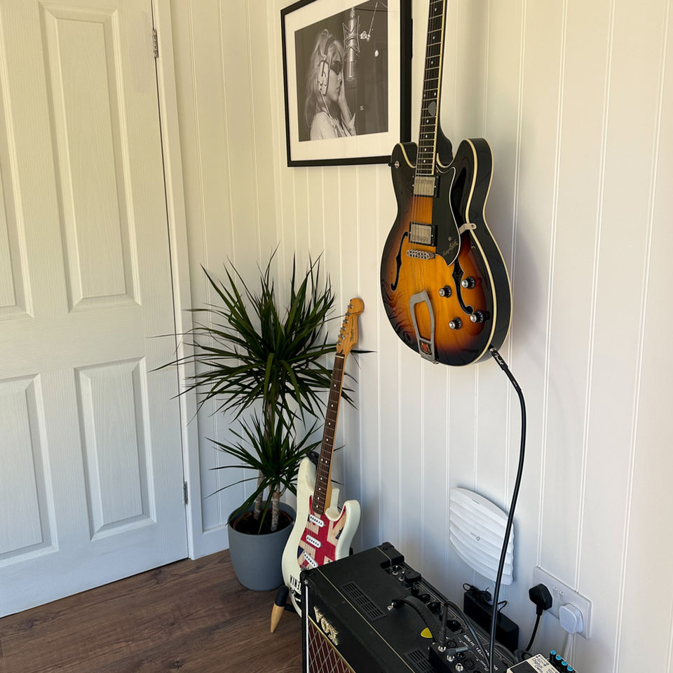 Hanging Guitar 